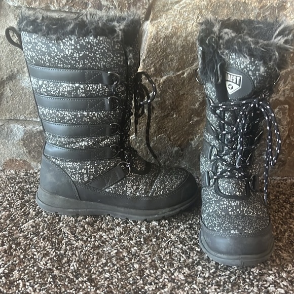 Quest size 2 snowboot - Picture 2 of 4